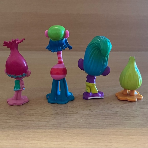 Set of 4 Trolls Mini Figures PVC Plastic Dreamworks Movie Flower Shaped Stands - Picture 2 of 3
